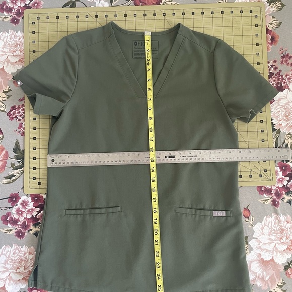 Figs Casma Scrub Top in Moss - small - Picture 2 of 4